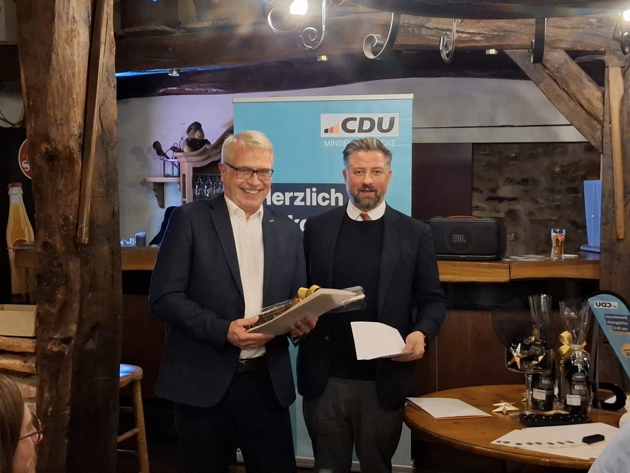 Der Stadtverbandsvorsitzende Konrad Winckler ehrte Beisitzer Ludger Beukmann f�r 50 Jahre Mitgliedschaft