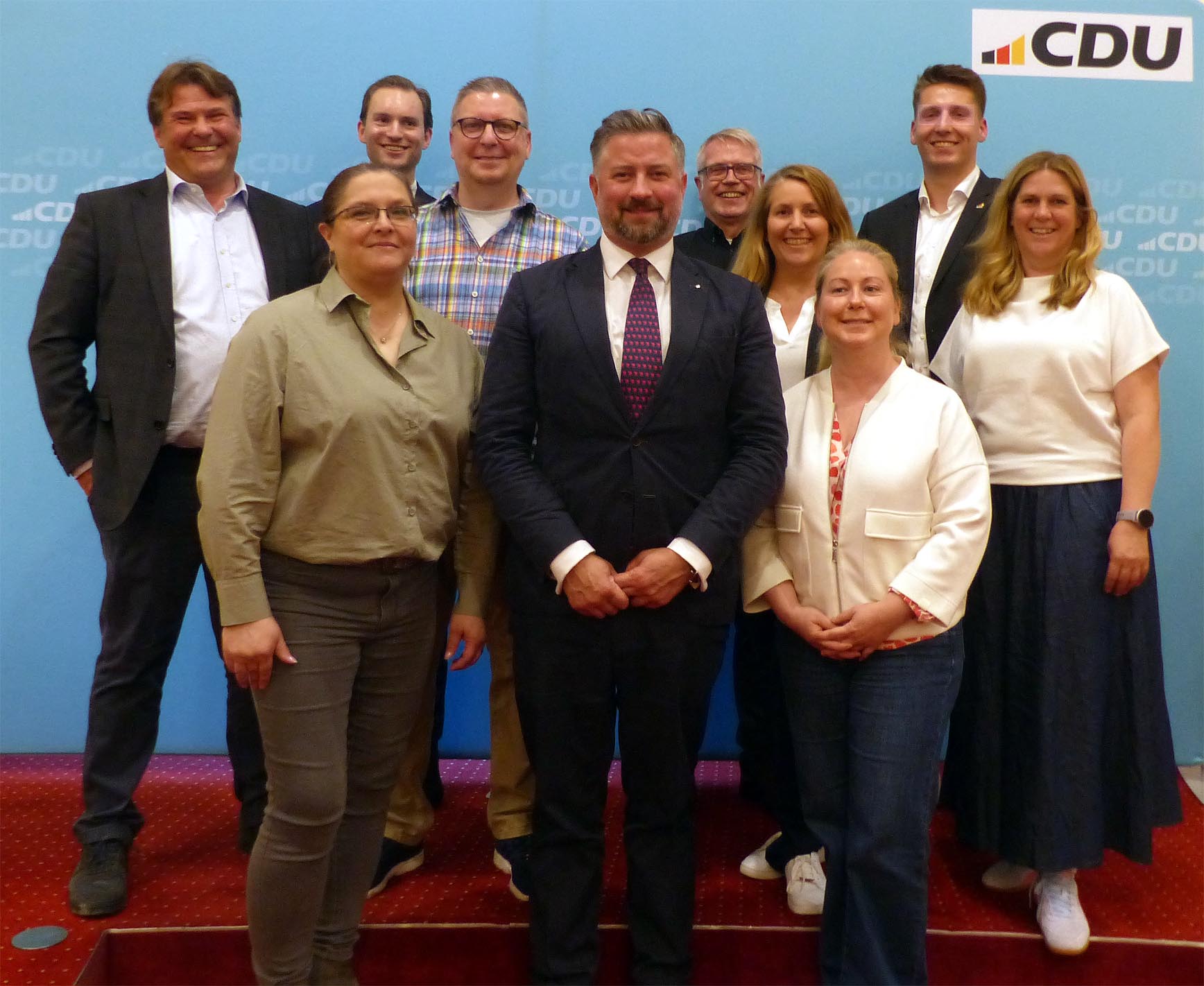 Der neue Vorstand der CDU Minden
V.l.n.r.: Michael Sch�fer-Lohmeyer, Katja K�hn, Maximilian Horstmann, Ronald He�ler, Konrad Winckler, Ludger Beukmann, Britta Wok�ck, Romy Blanke, Pit Abruszat, Holle Niemann-Ahnefeld